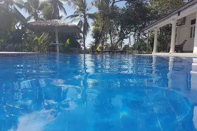 Image de Villa coloniale de luxe avec jardin paradisiaque et piscine