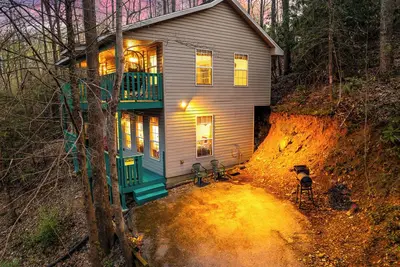 Image de Cabine très spacieuse et isolée dans Chalet Village Gatlinburg (1300 pieds carrés)
