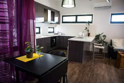 Image de Villa de deux chambres, moderne, propre et située au centre