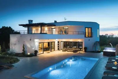 Image de Exclusive Vila, court de tennis privé, mini golf, piscine chauffée, terrain de 10. 000m2