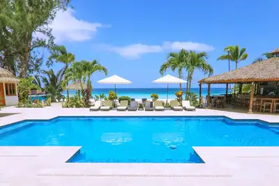 Image de Belle villa en bord de mer avec piscine privée et bar (entièrement équipée)