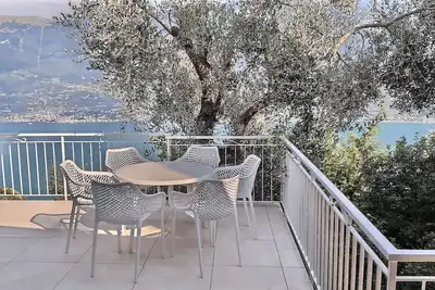 Image de Villa avec vue imprenable sur le lac et piscine privée d'eau salée