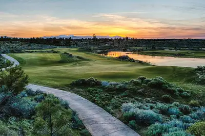 Image de Tetherow Home spacieux, bain à remous privé, table de ping-pong, foyer et bien plus encore