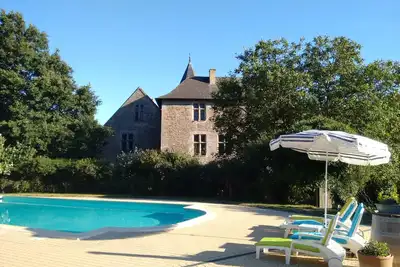 Image de Château de vacances et piscine dans le jardin de la France