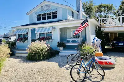 Image de Quintessential Beach Cottage avec terrasse sur le toit