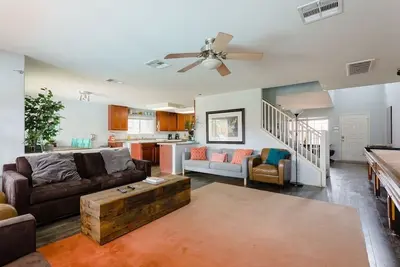 Image de Immense piscine / maison de fête! Bain à remous et piscine chauffée.