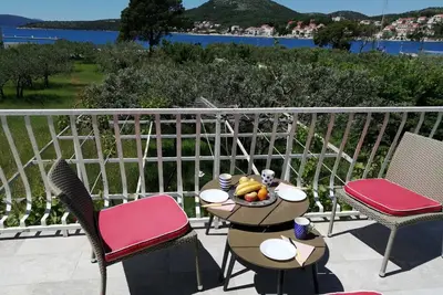 Image de Appartement spacieux avec une belle vue sur la marina et la mer