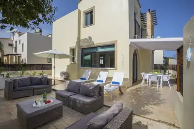 Image de Villa de 3 chambres dans le cœur absolu de Protaras