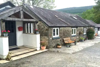 Image de Gorlech Cottage Ă Ty'r Cae dans la forĂŞt de Brechfa.