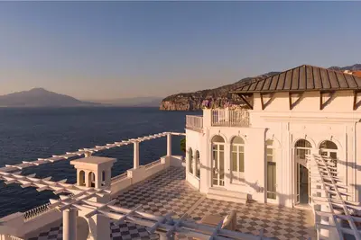 Image de Villa Correale, dans le centre de Sorrente, avec vue sur la mer, 6 chambres, peut accueillir jusqu'à 17 personnes.
