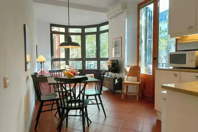 Image de Sun-filled, comfy & central. Views of La Rambla. Rj