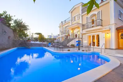 Image de Centrally located villa with private pool and air-con, wi-fi for up to 14 people