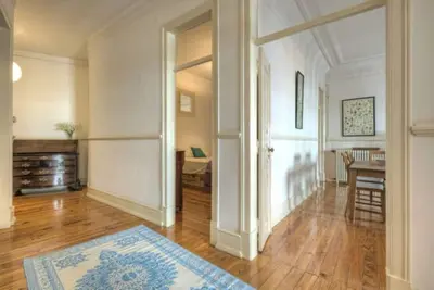 Image de Sunny Old Style énorme appartement avec terrasse et lumière près du centre et du métro