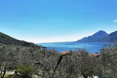 Image de Sole:Appartement chaleureux idéal pour couples, détente lac montagnes oliveraies