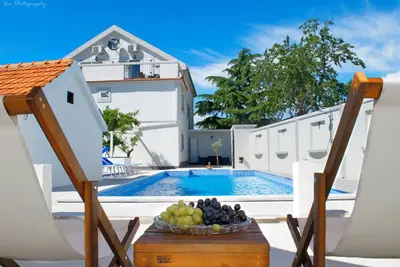 Image de spacieuse villa avec une piscine extérieure