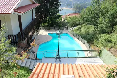 Image de Maison avec piscine privée et court de tennis à Gerês
