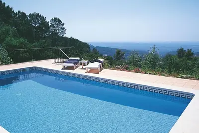 Image de Belle villa, parfaite pour des vacances reposantes, avec piscine et vue sur la côte.