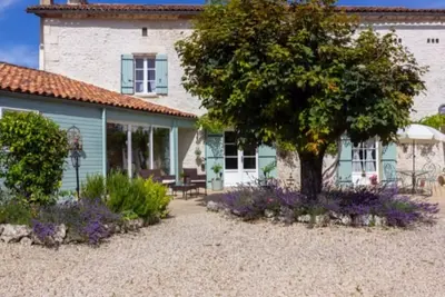 Image de Ferme charentaise du 17ème siècle (maison entière et piscine)