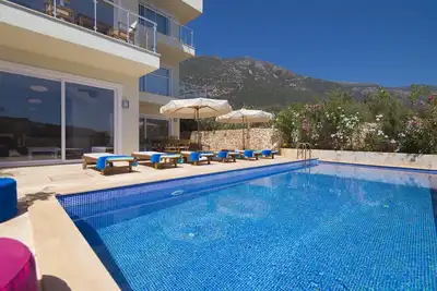 Image de Luxueux appartement de 3 chambres en duplex avec grande piscine privée, Wifi, près de la vieille ville.