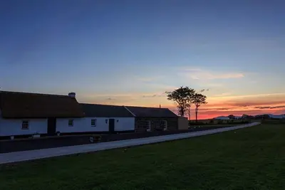 Image de Conversion traditionnelle de la grange irlandaise sur la route côtière de la chaussée