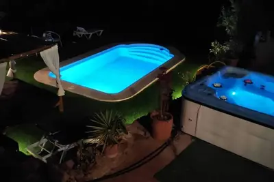 Image de Magnifique maison avec jacuzzi, 20 'plage et une vue fantastique sur la montagne