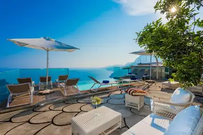 Image de Amanda Villa avec piscine privée, 5 chambres, piscine, qui peut accueillir 10 personnes.