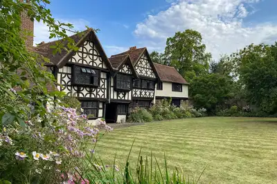 Image de Great Tangley Manor 11th C Manor avec piscine intérieure chauffée, Londres moins de 1 heure