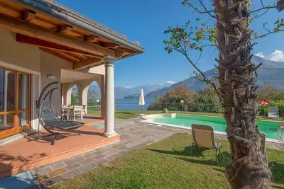 Image de Cremia Villa est une villa de luxe sur le lac de Côme avec jacuzzi et sauna, 6 chambres 4 salles de bains