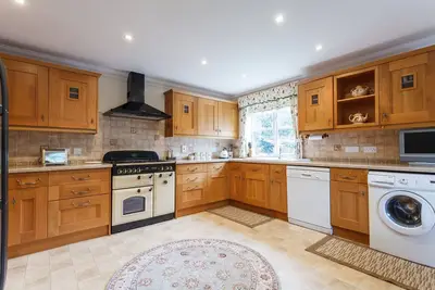 Image de Jolie nouvelle maison forestière dans un cadre de village idyllique