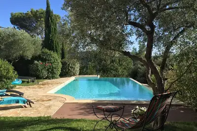 Image de Résidence en milieu rural, cuisine extérieure et grande piscine chauffée