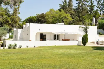 Image de Elegant Villa - 5 chambres à coucher, situé dans une station balnéaire tranquille