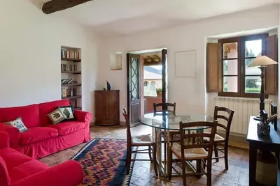 Image de Montestigliano, une authentique ferme au coeur de la Toscane, est une oasis de paix et de beauté qui offre à ses hôtes des résidences raffinées et une vue enchanteresse