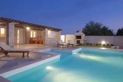 Image de Maison familiale Georgine avec 2 chambres et piscine