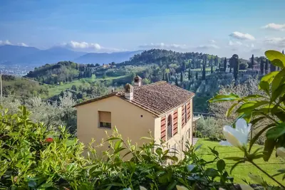 Image de Agli Orti, villa avec piscine, vue, WiFi. Lucca