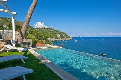 Image de Villa Ieranto à Nerano, avec plage privée, piscine, 4 chambres pouvant accueillir 10 personnes