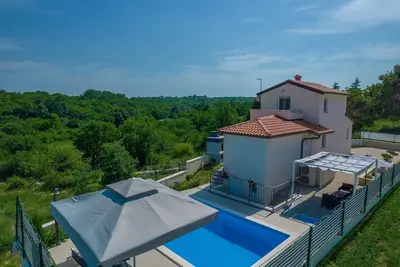 Image de Villa Andrea nouvellement construite et moderne avec piscine près de Rovinj