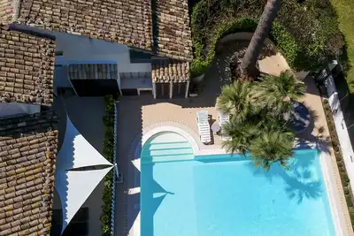 Image de Villa orange avec pelouse et piscine et jacuzzi à seulement 300 mètres de la mer