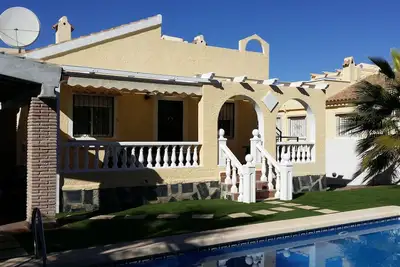 Image de Villa individuelle avec barbecue couvert, piscine privée et Wi-Fi