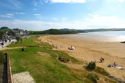 Image de Appartement rural face Ă la plage avec piscine et court de paddle-tennis.