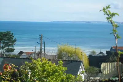 Image de Appartement sur jardin avec terrasse. Plage et bord de mer à 300 mètres!