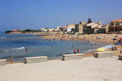Image de Agamennone, appartement neuf et spacieux avec terrasse, à 20 mètres de la mer