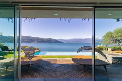 Image de Villa Isa est une villa moderne au lac Majeur, avec accès direct au lac, 4 chambres à coucher 5 salles de