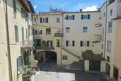 Image de Appartement familial dans une petite place au centre de la ville fortifiée de Lucca
