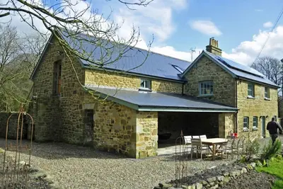Image de Magnifiquement restauré Coach House & Grenier situé dans le parc de Glaneirw Mansion
