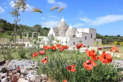 Image de Un ancien trullo avec piscine nichée avec vue sur une magnifique vallée privée