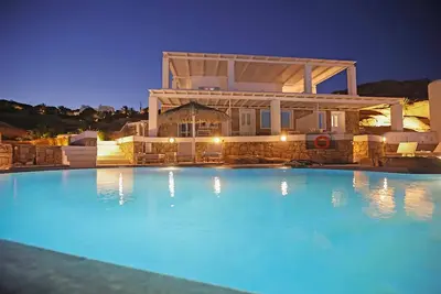 Belle villa avec une vue panoramique sur la mer Égée