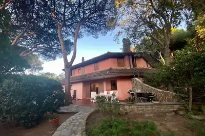 Image de Villa Picci dans la pinède à quelques mètres de la mer