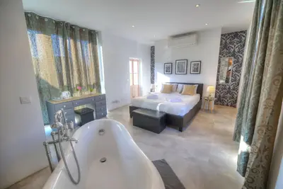 Image de Spacious Village Home with skylight Ebar1-1