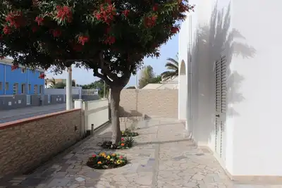 Image de Villa Rosso Corallo, près de la mer, avec un jardin de 200 m² et de grands espaces extérieurs