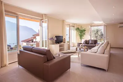 Image de Ossuccio Grande \"C\" Maison privée avec piscine, terrasse, jardin \"& parking privé